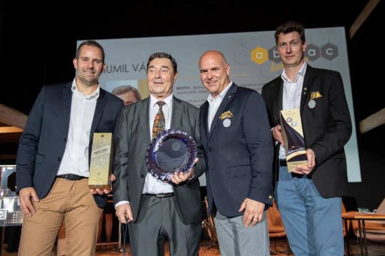 Cenu Bohumila Pavlíčka za celoživotní přínos gastronomii převzal Bohumil Váchal.jpg Cenu Bohumila Pavlíčka za celoživotní přínos gastronomii převzal Bohumil Váchal