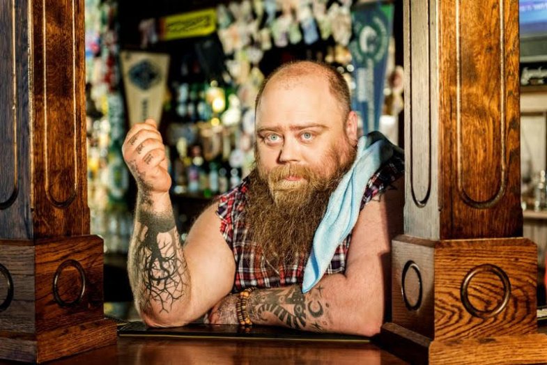 Navenek je hospodskej ještě v klidu.jpg Navenek je hospodskej ještě v klidu - tohle není Filip, ale ilustrační obrázek ?