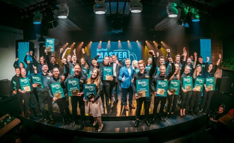 Vítězem 16. ročníku soutěže Pilsner Urquell Master Bartender se stal Ondřej Rozsypal z restaurace Šenk Lékárna.jpg Vítězem 16. ročníku soutěže Pilsner Urquell Master Bartender se stal Ondřej Rozsypal z restaurace Šenk Lékárna