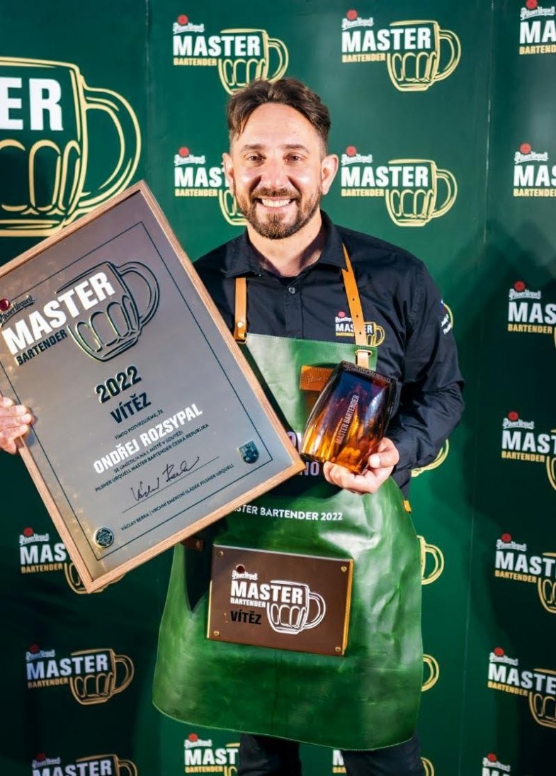 Vítězem 16. ročníku soutěže Pilsner Urquell Master Bartender se stal Ondřej Rozsypal z restaurace Šenk Lékárna.jpg Vítězem 16. ročníku soutěže Pilsner Urquell Master Bartender se stal Ondřej Rozsypal z restaurace Šenk Lékárna