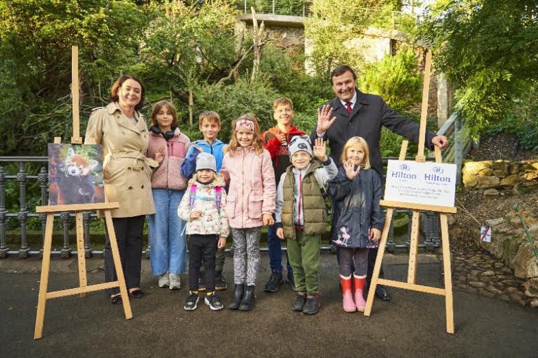 ZOO 1 – děti klientů, zleva Tanya Podgoretska, generální ředitelka hotelu Hilton Prague Old Town, Michael Specking, generální ředitel hotelu Hilton Prague.jpg ZOO 1 – děti klientů, zleva Tanya Podgoretska, generální ředitelka hotelu Hilton Prague Old Town, Michael Specking, generální ředitel hotelu Hilton Prague.