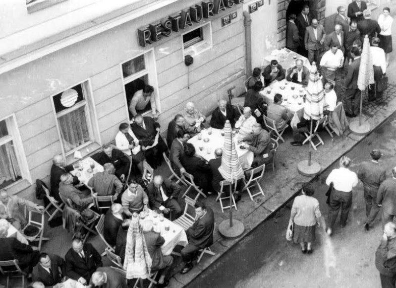 U Pinkasů, zahrádka © Titl, Veřejná doména.jpg U Pinkasů, zahrádka © Titl, Veřejná doména