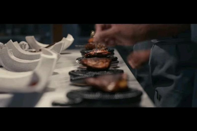 Screenshot z traileru filmu Menu https://youtu.be/CAWZMssP3gM.jpg Screenshot z traileru filmu Menu https://youtu.be/CAWZMssP3gM