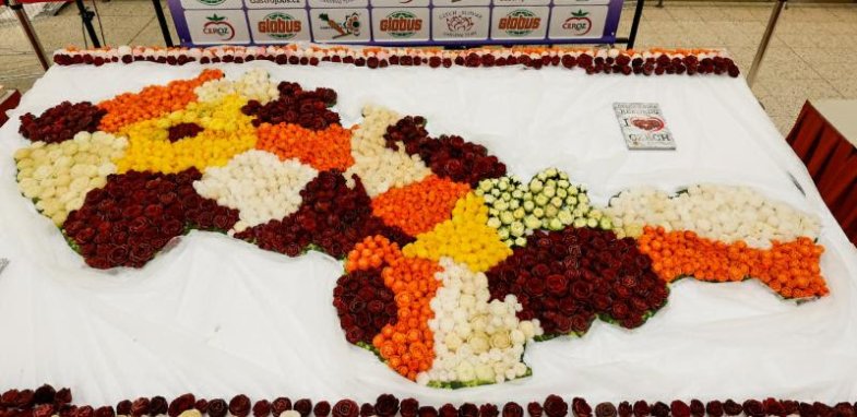 Česko a Slovensko zavalily růže ze zeleniny.jpg Česko a Slovensko zavalily růže ze zeleniny