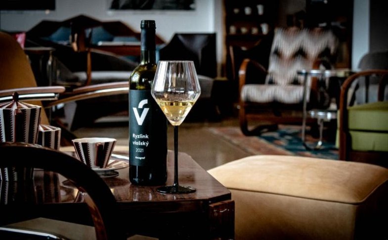 Vinograf na Vinohradech s nábytkem od Modernisty.jpg Vinograf na Vinohradech s nábytkem od Modernisty