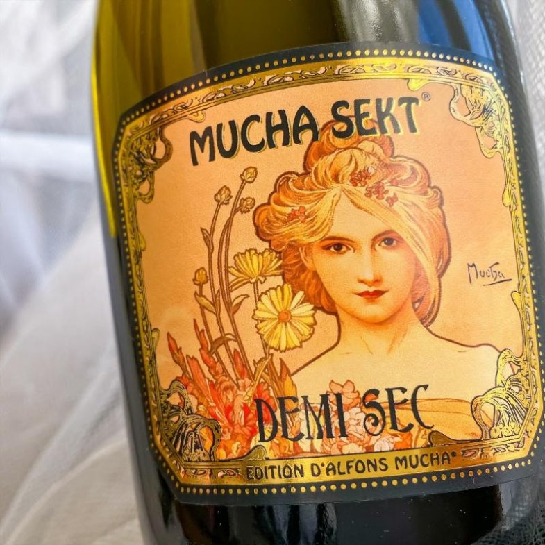 Stříbro z Frankfurtu pro Mucha Sekt Demi Sec.jpg Stříbro z Frankfurtu pro Mucha Sekt Demi Sec