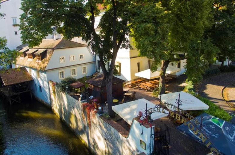 Pytloun Hotels mají novou zahrádku - na Kampě.jpg Pytloun Hotels mají novou zahrádku - na Kampě