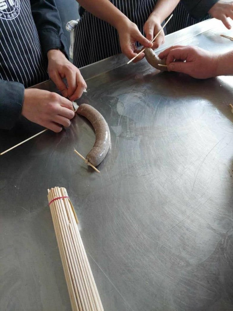 ... případně špejlují jitrničky, foto Filip Vracovský.jpg ... případně špejlují jitrničky, foto Filip Vracovský