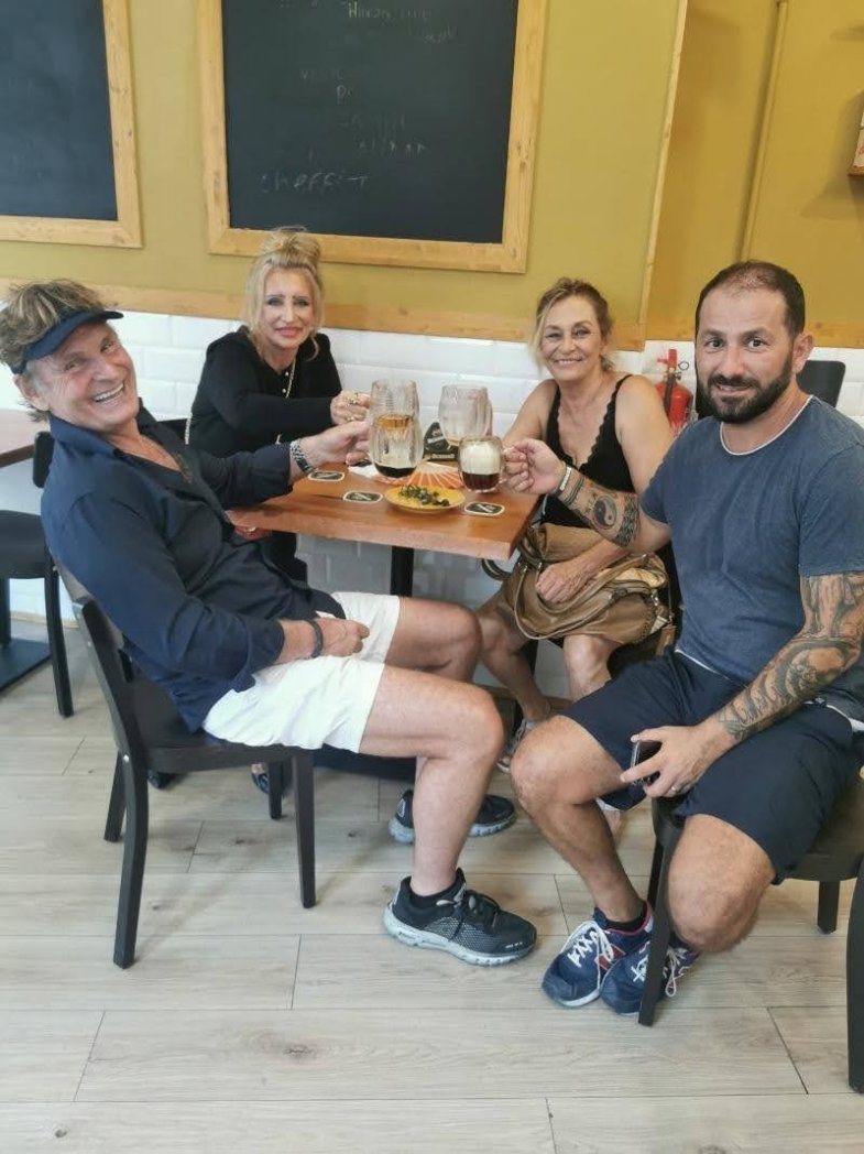 Rodák z Jeseníků David Franke s hosty jeho nového podniku Bernard Bar ve španělské Valencii..jpg Rodák z Jeseníků David Franke s hosty jeho nového podniku Bernard Bar ve španělské Valencii.