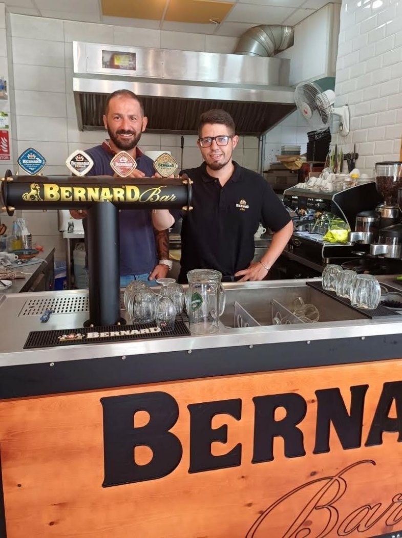 David Franke se španělským kolegou u výčepu v novém baru.jpg David Franke se španělským kolegou u výčepu v novém baru