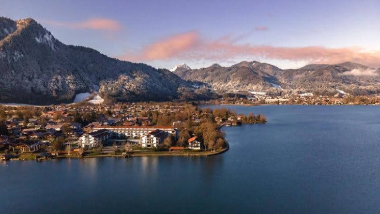 Jürgens pracoval jako šéfkuchař restaurace Überfahrt pětihvězdičkového hotelu Seehotel Überfahrt v bavorské obci Rottach-Egern od roku 2008.jpg Jürgens pracoval jako šéfkuchař restaurace Überfahrt pětihvězdičkového hotelu Seehotel Überfahrt v bavorské obci Rottach-Egern od roku 2008