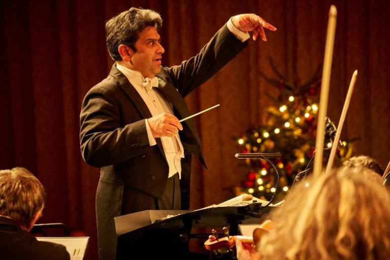 vystoupil Karlovarský symfonický orchestr se sólistou Jiřím Stivínem pod vedením maestra Debashishe Chaudhuriho. .jpg vystoupil Karlovarský symfonický orchestr se sólistou Jiřím Stivínem pod vedením maestra Debashishe Chaudhuriho.