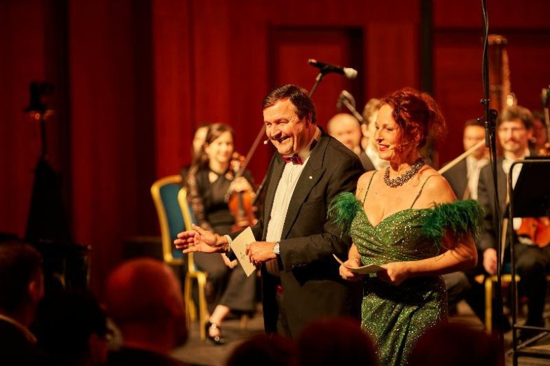 Večerem provázel Michael Specking, generální ředitel hotelu Hilton Prague, společně s herečkou Markétou Hrubešovou.jpg Večerem provázel Michael Specking, generální ředitel hotelu Hilton Prague, společně s herečkou Markétou Hrubešovou