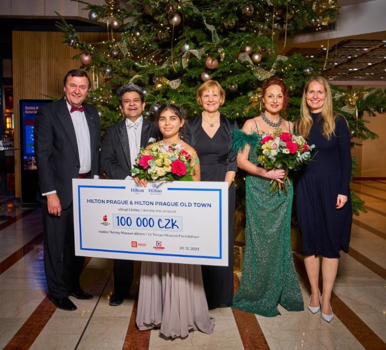 Akce se konala na podporu Nadace Terezy Maxové dětem, konkrétně projektu adopce.com. Marketingová a provozní manažerka nadace Petra Zapletalová převzala charitativní šek na částku 100 000 Kč z rukou Michaela Speckinga, generálního ředitele Hilton Prague, a Táni Podgoretské, generální ředitelky Hilton Prague Old Town, Davida Lesche, výkonného ředitele společnosti AV Media, a Vlastimila Vyskočániho, ředitele úseku energetiky budov ČEZ ESCO..jpg Akce se konala na podporu Nadace Terezy Maxové dětem, konkrétně projektu adopce.com. Marketingová a provozní manažerka nadace Petra Zapletalová převzala charitativní šek na částku 100 000 Kč z rukou Michaela Speckinga, generálního ředitele Hilton Prague, a Táni Podgoretské, generální ředitelky Hilton Prague Old Town, Davida Lesche, výkonného ředitele společnosti AV Media, a Vlastimila Vyskočániho, ředitele úseku energetiky budov ČEZ ESCO.