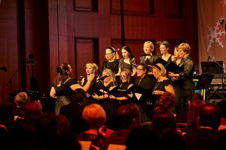 Vánoční atmosféru šířil Mezinárodní dámský komorní sbor Viva Voce se speciálním hostem, Charlottkou Hrubou.jpg Vánoční atmosféru šířil Mezinárodní dámský komorní sbor Viva Voce se speciálním hostem, Charlottkou Hrubou