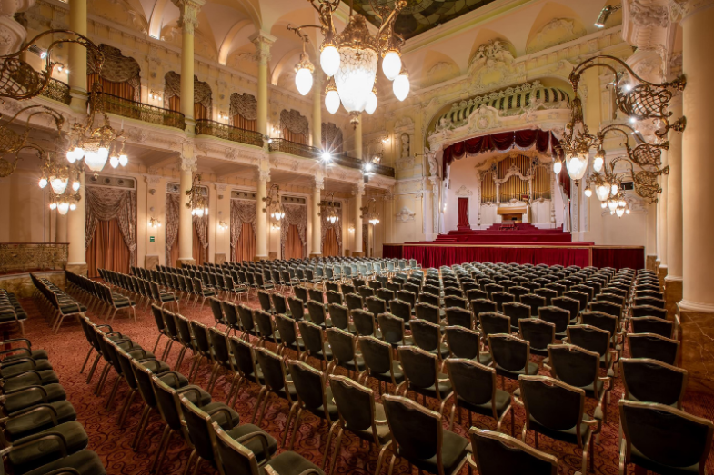 Slavnostní sál Grand Hotelu Pupp, foto Grand Hotel Pupp.png Slavnostní sál Grand Hotelu Pupp, foto Grand Hotel Pupp