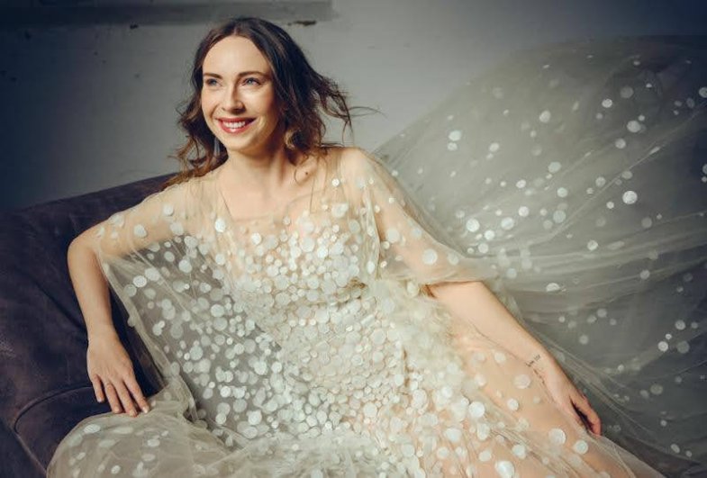 Návrhář Jakub Polanka vysekal z pivni pěny asi čtyři tisíce koleček, které pak přichytil na nosný materiál, foto Pivovar Krušovice. .jpg Návrhář Jakub Polanka vysekal z pivni pěny asi čtyři tisíce koleček, které pak přichytil na nosný materiál, foto Pivovar Krušovice.