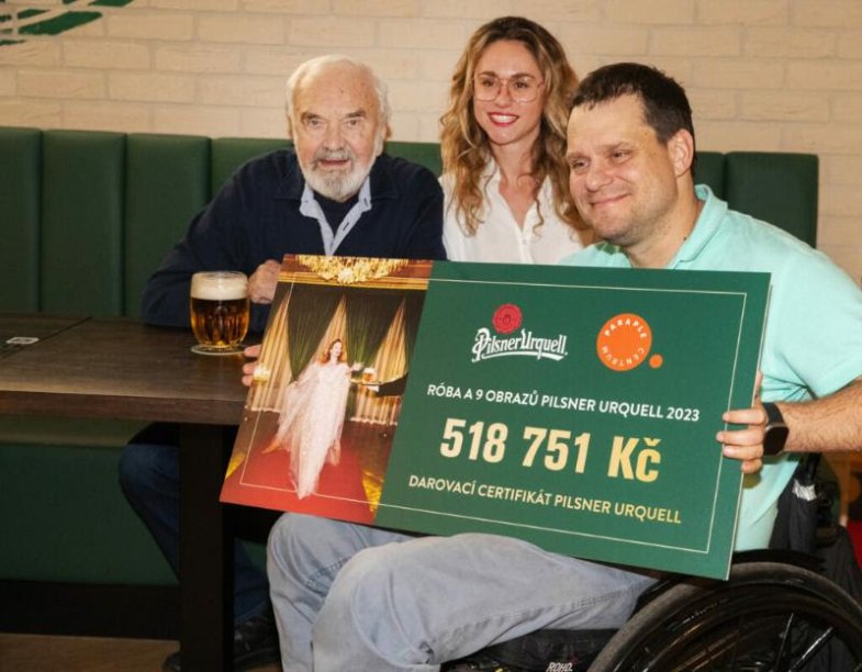 Tradiční charitativní aukce Pilsner Urquell pro Centrum Paraple letos vynesla téměř 520 tisíc korun, foto Plzeňský Prazdroj.jpg Tradiční charitativní aukce Pilsner Urquell pro Centrum Paraple letos vynesla téměř 520 tisíc korun, foto Plzeňský Prazdroj