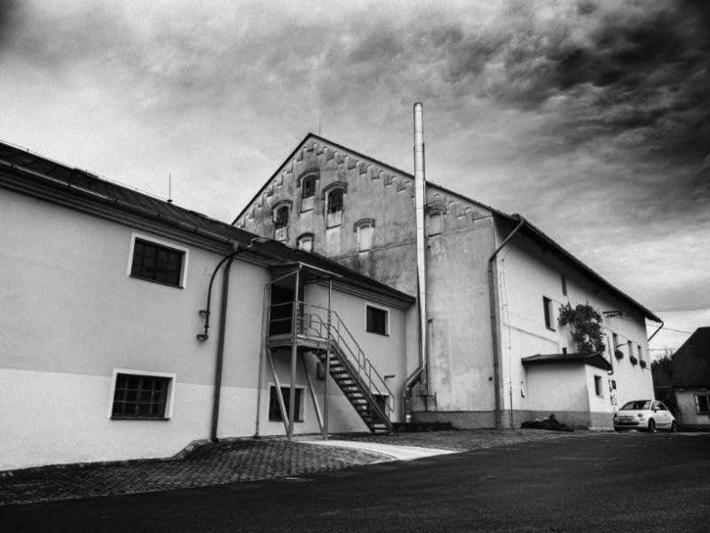 Whisky nese název podle vesnice Prádlo, kde se nachází jedna z nejdéle fungujících palíren whisky v České republice.jpg Whisky nese název podle vesnice Prádlo, kde se nachází jedna z nejdéle fungujících palíren whisky v České republice