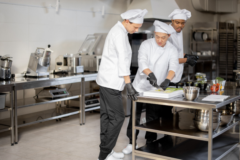 Přední francouzští kuchaři a další zástupci gastronomické branže protestují proti novému migračnímu zákonu.png Přední francouzští kuchaři a další zástupci gastronomické branže protestují proti novému migračnímu zákonu