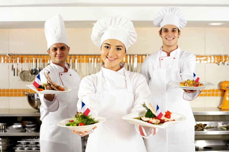 Přední francouzští kuchaři a další zástupci gastronomické branže protestují proti novému migračnímu zákonu.png Přední francouzští kuchaři a další zástupci gastronomické branže protestují proti novému migračnímu zákonu