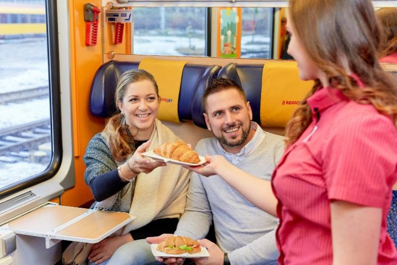 Občerstvení ve vlaku RegioJet, foto RegioJet.jpg Občerstvení ve vlaku RegioJet, foto RegioJet