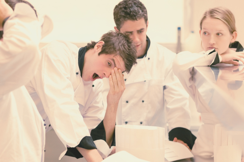 Únava v kuchyni, foto Canva.png Únava v kuchyni, foto Canva