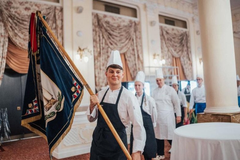 Lázeňský pohárek, slavnostní nastup.jpg Lázeňský pohárek, slavnostní nastup