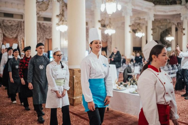 Lázeňský pohárek, slavnostní nastup.jpg Lázeňský pohárek, slavnostní nastup