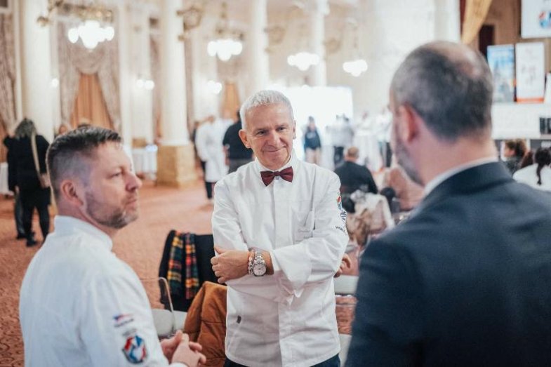 Lázeňský pohárek, prezident AKC ČR, pan Mirek Kubec.jpg Lázeňský pohárek, prezident AKC ČR, pan Mirek Kubec