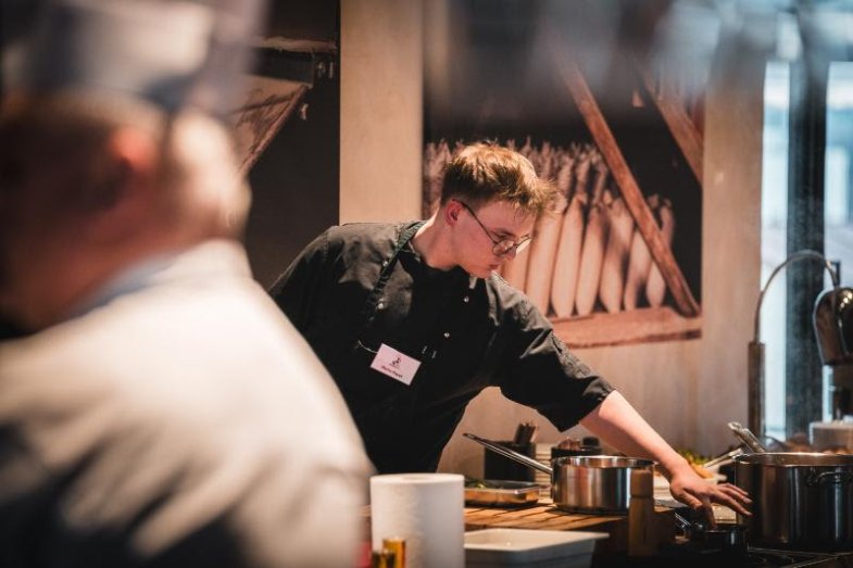 Titul získal Martin Papež ze Střední školy obchodu, služeb a řemesel v Táboře.jpg Titul získal Martin Papež ze Střední školy obchodu, služeb a řemesel v Táboře
