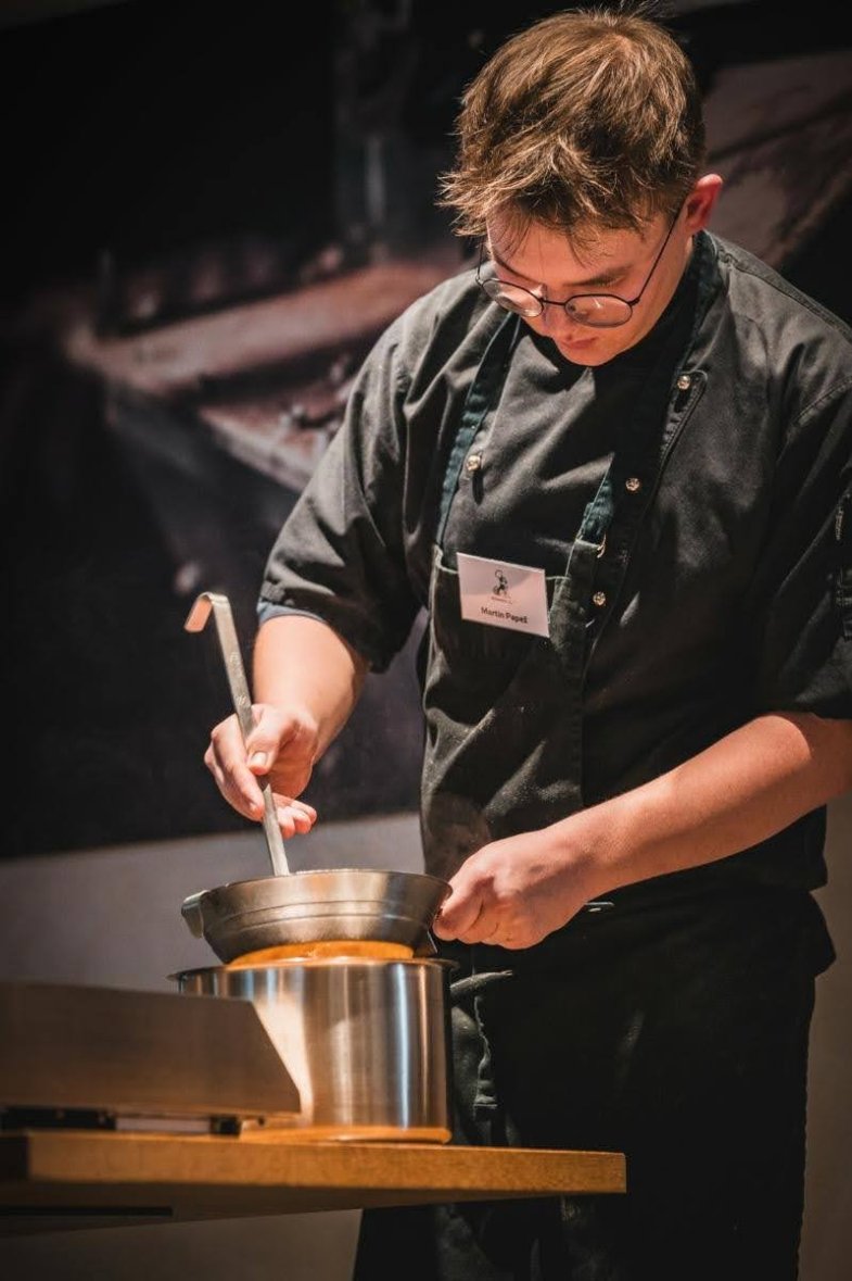 Titul získal Martin Papež ze Střední školy obchodu, služeb a řemesel v Táboře.jpg Titul získal Martin Papež ze Střední školy obchodu, služeb a řemesel v Táboře