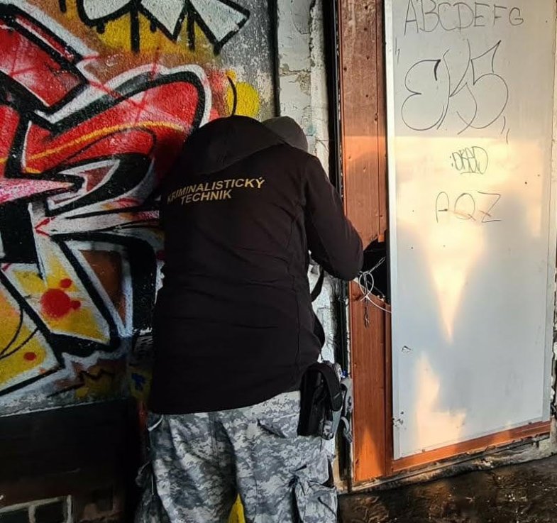 Policejní technik na místě, foto Policie ČR.jpg Policejní technik na místě, foto Policie ČR