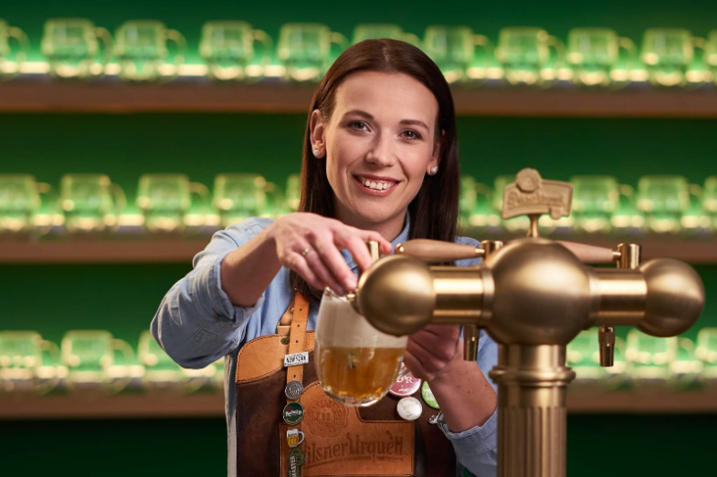 Vítězkou 18. ročníku soutěže Pilsner Urquell Master Bartender se stala Klára Brodecká z brněnské restaurace The Erin’s Flag Irish Pub.png Vítězkou 18. ročníku soutěže Pilsner Urquell Master Bartender se stala Klára Brodecká z brněnské restaurace The Erin’s Flag Irish Pub