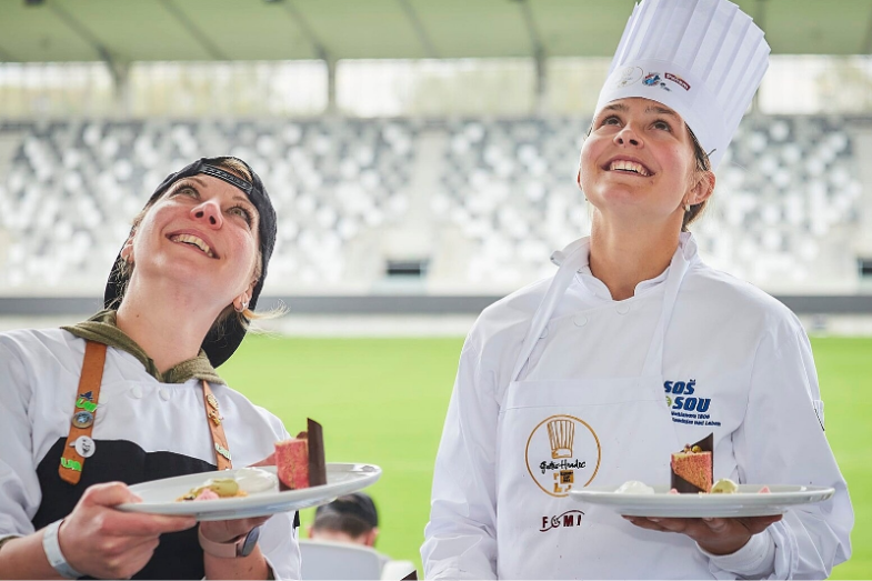 Momentka ze soutěže cukrářů a cukrářek pak víc než demonstruje pozitivní vibrace (smajlík)..png Momentka ze soutěže cukrářů a cukrářek pak víc než demonstruje pozitivní vibrace (smajlík).