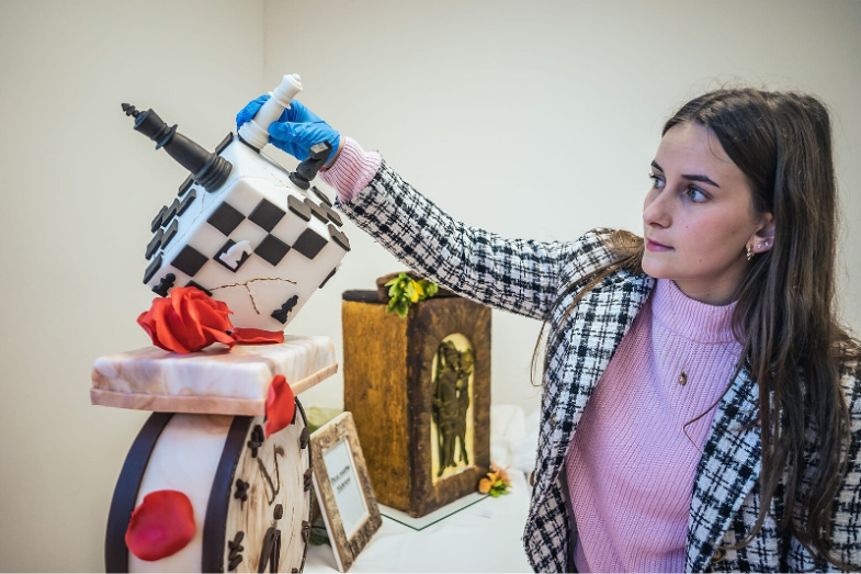 Uvnitř se mezitím všechno pilovalo před nástupem komisařů a otevřením pro veřejnost..png Uvnitř se mezitím všechno pilovalo před nástupem komisařů a otevřením pro veřejnost.