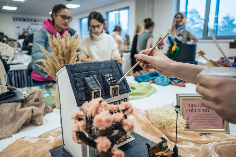 Uvnitř se mezitím všechno pilovalo před nástupem komisařů a otevřením pro veřejnost..png Uvnitř se mezitím všechno pilovalo před nástupem komisařů a otevřením pro veřejnost.