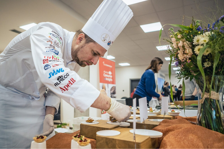 Chystali se nejen cukráři, ale i pozdější vítěz kategorie Kuchař-senior Lukáš Čížek.png Chystali se nejen cukráři, ale i pozdější vítěz kategorie Kuchař-senior Lukáš Čížek.