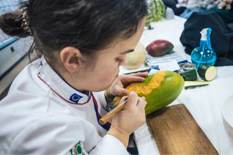 Při live carvingu například úřadující oympijská šampionka Terka Buchtová ❤.png Při live carvingu například úřadující oympijská šampionka Terka Buchtová ❤.