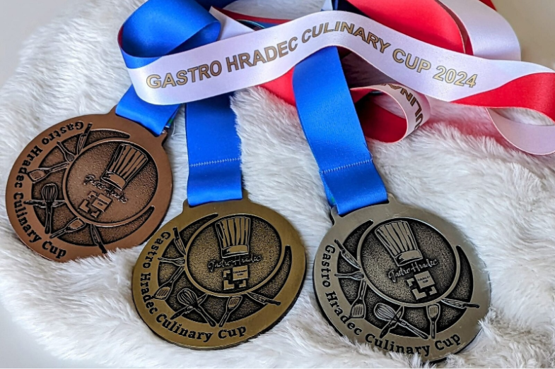 Bylo třeba taky rozdat velké množství sad medailí..png Bylo třeba taky rozdat velké množství sad medailí.