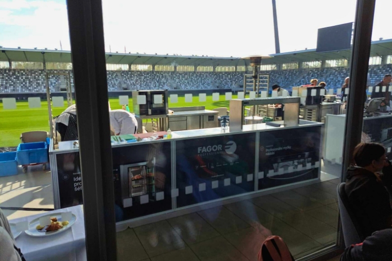 Fildovi dekujeme, ale my si s dovolením taky přihřejeme polívčičku (nebo treba guláš).png Fildovi dekujeme, ale my si s dovolením taky přihřejeme polívčičku (nebo treba guláš)