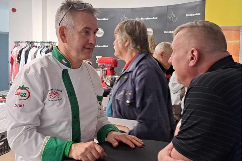 Fildovi dekujeme, ale my si s dovolením taky přihřejeme polívčičku (nebo treba guláš).png Fildovi dekujeme, ale my si s dovolením taky přihřejeme polívčičku (nebo treba guláš)