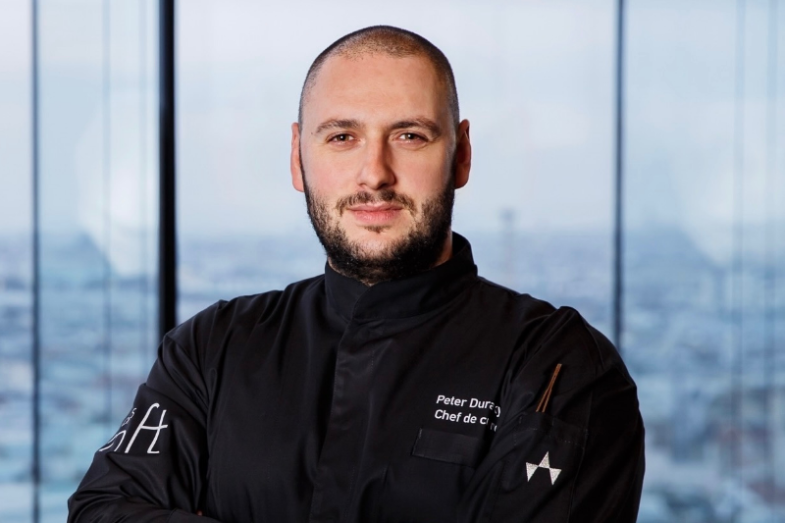 Pětihvězdičkový hotel Nové Lázně si pro své hosty připravil degustační menu s vinným párováním ve spolupráci s renomovaným michelinským šéfkuchařem Peterem Duranským.png Pětihvězdičkový hotel Nové Lázně si pro své hosty připravil degustační menu s vinným párováním ve spolupráci s renomovaným michelinským šéfkuchařem Peterem Duranským