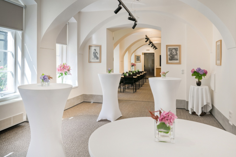 Burčák Literární hotel Bookquet, to jsou knihy i květiny.png Literární hotel Bookquet, to jsou knihy i květiny