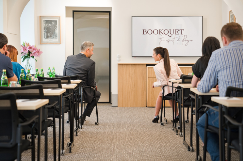 Literární hotel Bookquet, to jsou knihy i květiny.png Literární hotel Bookquet, to jsou knihy i květiny