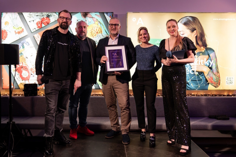 Václav Vítek a Petr Kotík z Amazing Places, Ondřej Kazda Grandhotel Pupp, Patricie Pagáčová a Kateřina Harcubová z Amazing Places, foto Amazing Places.png Václav Vítek a Petr Kotík z Amazing Places, Ondřej Kazda Grandhotel Pupp, Patricie Pagáčová a Kateřina Harcubová z Amazing Places, foto Amazing Places