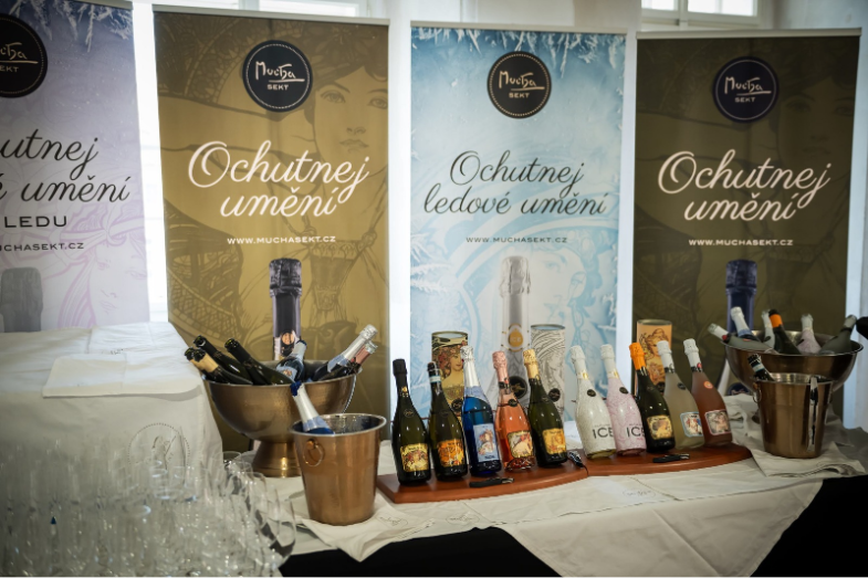 Mucha Sekt představuje limitovanou Blue Edition.png Mucha Sekt představuje limitovanou Blue Edition