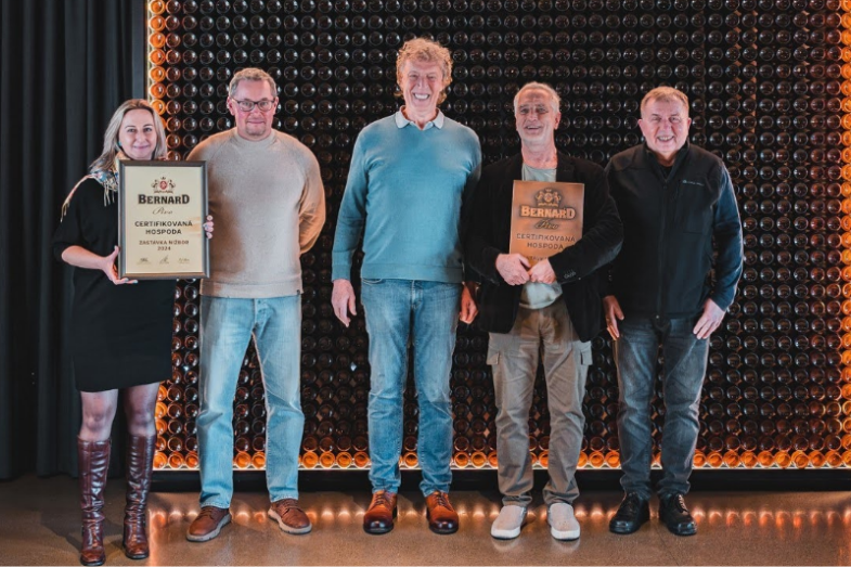 Pro certifikát si přijel i Tomáš Hanák, foto: Rodinný pivovar Bernard.png Pro certifikát si přijel i Tomáš Hanák, foto: Rodinný pivovar Bernard